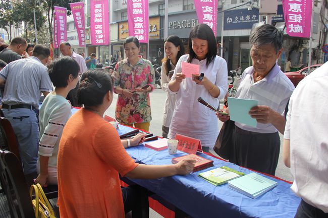 揚(yáng)中市市場監(jiān)管局成功舉辦2016年“質(zhì)量月”現(xiàn)場宣傳咨詢服務(wù)活動